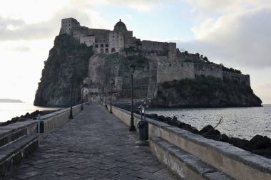 Ischia, Campania, İtalya - 13 Mayıs 2022: Erişim köprüsünden Aragonese Kalesi