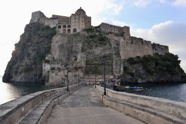 Ischia, Campania, İtalya - 13 Mayıs 2022: Erişim köprüsünden Aragonese Kalesi