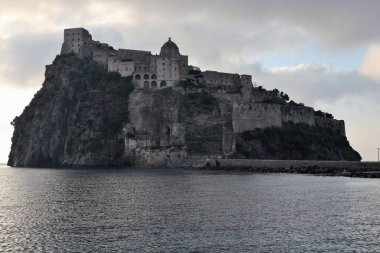 Ischia, Campania, İtalya - 13 Mayıs 2022: Aragonese Pontile Kalesi Sabah erken saatlerde