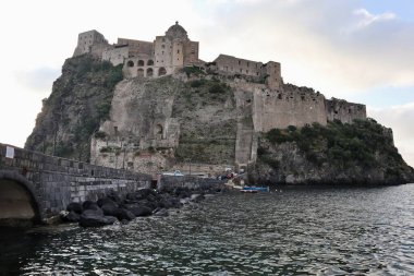 Ischia, Campania, İtalya - 13 Mayıs 2022: Erişim köprüsünden Aragonese Kalesi
