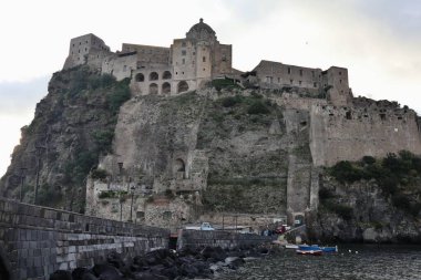 Ischia, Campania, İtalya - 13 Mayıs 2022: Erişim köprüsünden Aragonese Kalesi