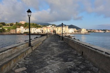 Ischia, Campania, İtalya - 13 Mayıs 2022: Aragonese Köprüsü 'nden Ischia Ponte köyü