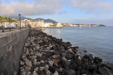 Ischia, Campania, İtalya - 13 Mayıs 2022: Aragonese Köprüsü 'nden Ischia Ponte köyü