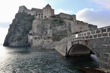 Ischia, Campania, İtalya - 13 Mayıs 2022 Sabahın erken saatlerinde Aragonese Köprüsü kemeri