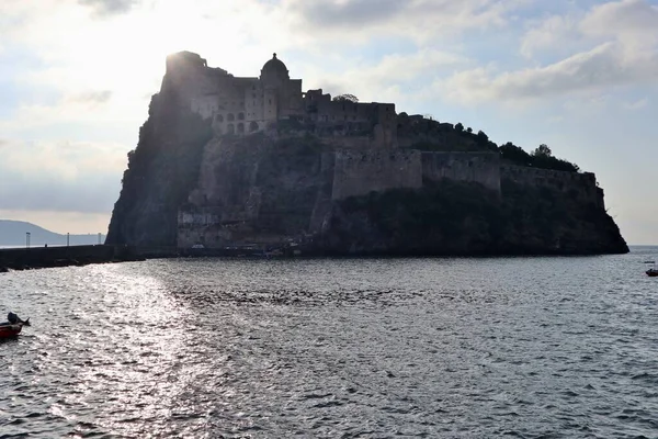 イタリア カンパニア州イスキア 2022年5月13日 早朝にカラトマナ湾からアラゴネーゼ城 — ストック写真
