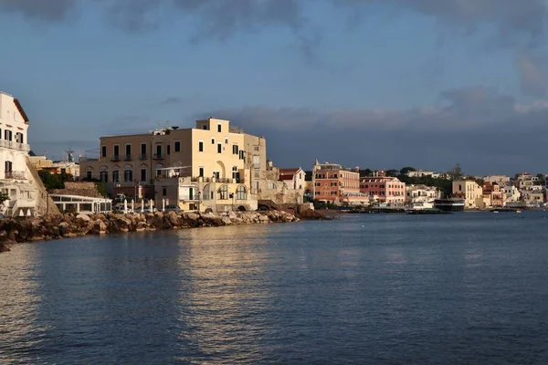 Ischia Campania Talya Mayıs 2022 Sabahın Erken Saatlerinde Aragonese Iskelesinden — Stok fotoğraf