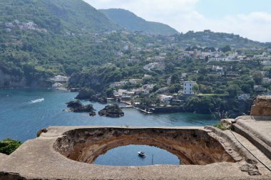 Ischia, Campania, İtalya - 12 Mayıs 2022: 14 'üncü yüzyıl Katedrali' nin harabelerinden Aragonese Kalesi 'ne panoramik manzara