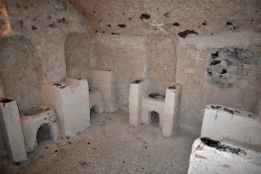 Ischia, Campania, İtalya - 12 Mayıs 2022: Aragonese Kalesi 'ndeki Kusursuz Gebelik Kilisesi' nin altında yer alan 16. yüzyıl Rahibe Mezarlığı