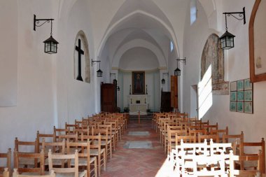 Ischia, Campania, İtalya - 12 Mayıs 2022: Aragonese Kalesi 'ndeki Madonna della Libera' nın 14. yüzyıl Kilisesi