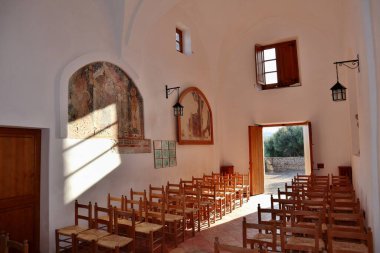 Ischia, Campania, İtalya - 12 Mayıs 2022: Aragonese Kalesi 'ndeki Madonna della Libera' nın 14. yüzyıl Kilisesi
