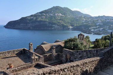 Ischia, Campania, İtalya - 12 Mayıs 2022: San Cristofaro Basamakları 'ndaki Aragonese Kalesi' ndeki 14. yüzyıl Madonna della Libera Kilisesi