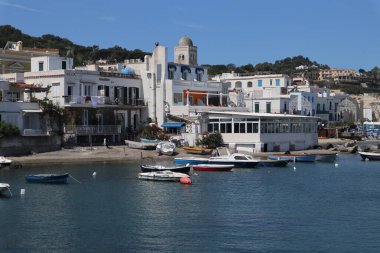 Lacco Ameno, Campania, İtalya - 13 Mayıs 2022: Turistik liman