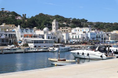 Lacco Ameno, Campania, İtalya - 13 Mayıs 2022: Turistik liman