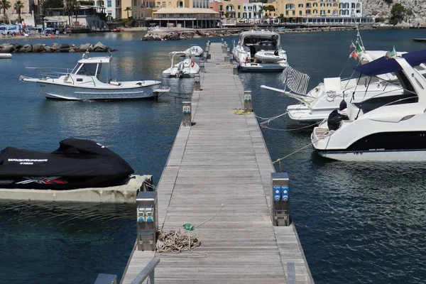 イタリアのカンパニア州ラッコ アメノ 2022年5月13日 観光港の垣間見る — ストック写真