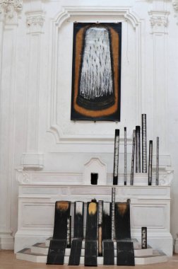 Ischia, Campania, İtalya - 12 Mayıs 2022: Ressam Raffaele Iacono 'nun Ombre alla Deriva adlı sergisi Aragonese Şatosu' nda 18. yüzyıl Kusursuz Gebelik Kilisesi 'nde sergilenmektedir.