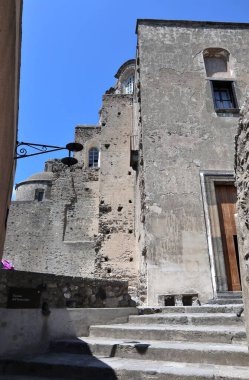 Ischia, Campania, İtalya - 12 Mayıs 2022: Aragonese Kalesi 'nin köyündeki 18. yüzyıldan kalma Kusursuz Gebelik Kilisesi