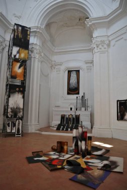 Ischia, Campania, İtalya - 12 Mayıs 2022: Ressam Raffaele Iacono 'nun Ombre alla Deriva adlı sergisi Aragonese Şatosu' nda 18. yüzyıl Kusursuz Gebelik Kilisesi 'nde sergilenmektedir.