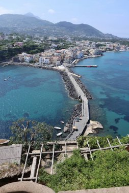 Ischia, Campania, İtalya - 12 Mayıs 2022: Aragonese Kalesi Belvedere 'den Aragonese Köprüsü