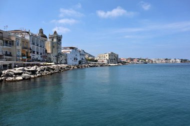 Ischia, Campania, İtalya - 12 Mayıs 2022: Aragonese Pontile sahil manzarası
