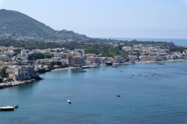Ischia, Campania, İtalya - 12 Mayıs 2022: Aragonez Kalesi Zeytinleri Terası 'ndan kıyı manzarası