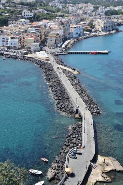 Ischia, Campania, İtalya - 12 Mayıs 2022: Aragonese Kalesi Belvedere 'den Aragonese Köprüsü