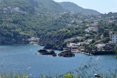 Ischia, Campania, İtalya - 12 Mayıs 2022: Aragonese Kalesi 'nden Cartaromana Körfezi Panoraması
