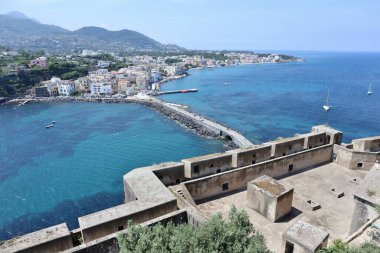 Ischia, Campania, İtalya - 12 Mayıs 2022 Aragonese Kalesi 'nden Panorama