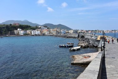 Ischia, Campania, İtalya - 12 Mayıs 2022: Aragonese Köprüsü 'nden Ischia Ponte köyü Glimpse