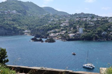 Ischia, Campania, İtalya - 12 Mayıs 2022: Aragonese Kalesi 'nden Cartaromana Körfezi Panoraması