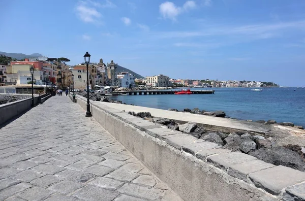 Ischia, Campania, İtalya - 12 Mayıs 2022: Aragonese Köprüsü 'nden Ischia Ponte köyü Glimpse