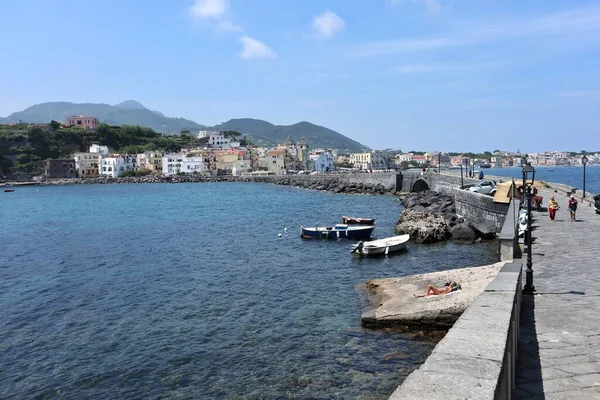 Ischia, Campania, İtalya - 12 Mayıs 2022: Aragonese Köprüsü 'nden Ischia Ponte köyü Glimpse