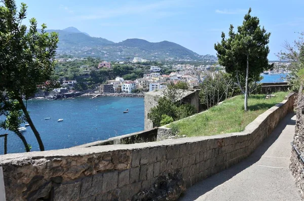 Ischia, Campania, İtalya - 12 Mayıs 2022 Aragonese Kalesi 'nden Panorama