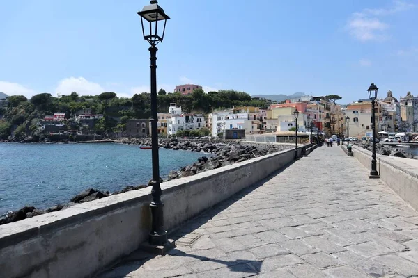 Ischia, Campania, İtalya - 12 Mayıs 2022: Aragonese Köprüsü 'nden Ischia Ponte köyü Glimpse