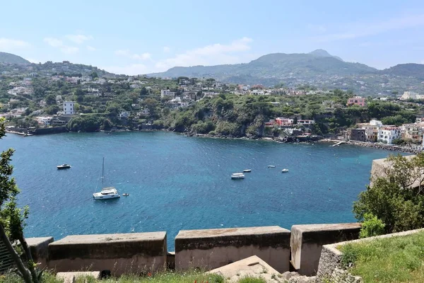 Ischia, Campania, İtalya - 12 Mayıs 2022: Aragonese Kalesi 'nden Cartaromana Körfezi Panoraması