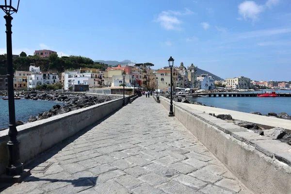 Ischia, Campania, İtalya - 12 Mayıs 2022: Aragonese Köprüsü 'nden Ischia Ponte köyü Glimpse