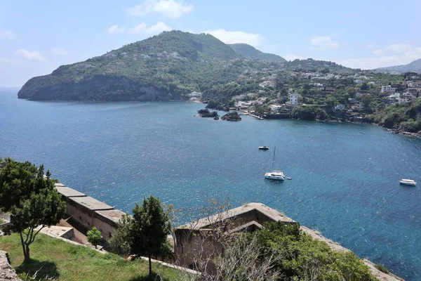 Ischia, Campania, İtalya - 12 Mayıs 2022: Aragonese Kalesi 'nden Cartaromana Körfezi Panoraması