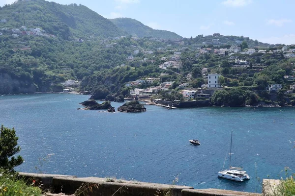 Ischia, Campania, İtalya - 12 Mayıs 2022: Aragonese Kalesi 'nden Cartaromana Körfezi Panoraması