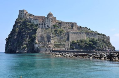 Ischia, Campania, İtalya - 12 Mayıs 2022 Aragonese Pontile Kalesi 'nden Glimpse