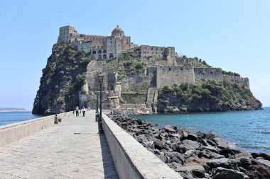 Ischia, Campania, İtalya - 12 Mayıs 2022 Aragonese Köprüsü 'ndeki Aragonese Kalesi' nin Glimpse 'si