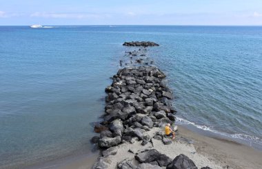 Ischia, Campania, İtalya - 14 Mayıs 2022: Lungomare Colombo 'dan San Pietro plajının sonundaki uçurum