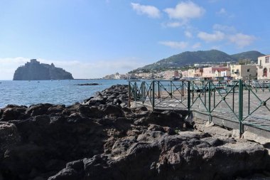Ischia, Campania, İtalya - 14 Mayıs 2022: Pescatori plajından Aragonese Kalesi