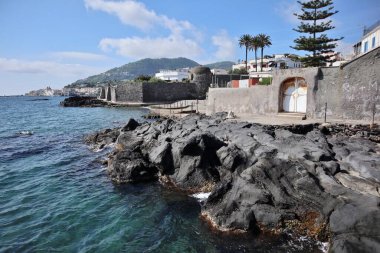Ischia, Campania, İtalya - 14 Mayıs 2022: Punta Molino uçurumundan Aragonese Kalesi