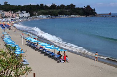 Ischia, Campania, İtalya - 14 Mayıs 2022 Lungomare Colombo 'daki San Pietro plajı