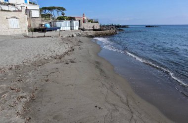 Ischia, Campania, İtalya - 14 Mayıs 2022 Via Pontano yakınlarındaki Pescatori plajı