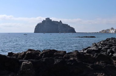 Ischia, Campania, İtalya - 14 Mayıs 2022: Punta Molino uçurumundan Aragonese Kalesi