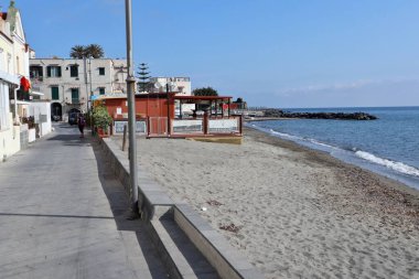 Ischia, Campania, İtalya - 14 Mayıs 2022 Via Pontano yakınlarındaki Pescatori plajı