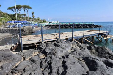 Ischia, Campania, İtalya - 14 Mayıs 2022: Lungomare Colombo 'da Punta Molino' da banyo tesisleri