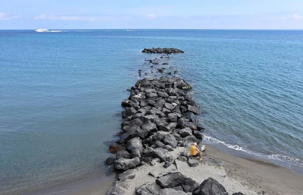 Ischia, Campania, İtalya - 14 Mayıs 2022: Lungomare Colombo 'dan San Pietro plajının sonundaki uçurum