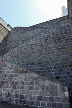 Forio, Campania, İtalya - 13 Mayıs 2022: Santa Maria del Soccorso Kilisesi, 14. yüzyılda denize bakan promoner yapı üzerine inşa edilen, aynı zamanda Santa Maria Della Neve Kilisesi olarak da bilinen Forio 'nun sembolüdür.