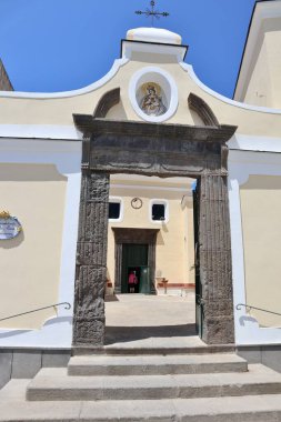 Forio, Campania, İtalya - 13 Mayıs 2022: 17. yüzyıl Santa Maria di Visitapoveri Kilisesi Piazza Municipio